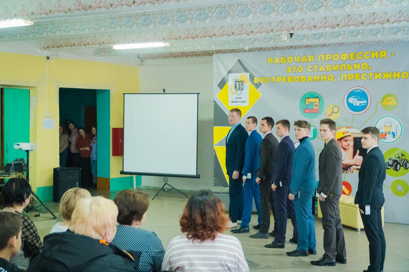 Студенты демонстрируют стильные костюмы сухиничских швейных фабрик.jpg