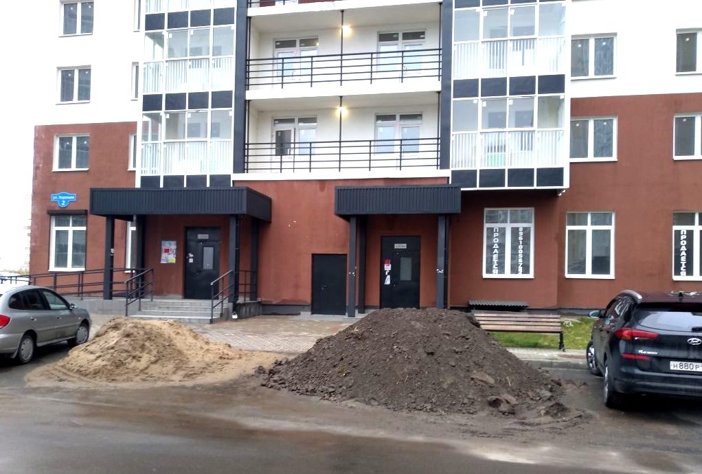 Земля и песок для благоустройства уже месяц лежат во дворе.jpg