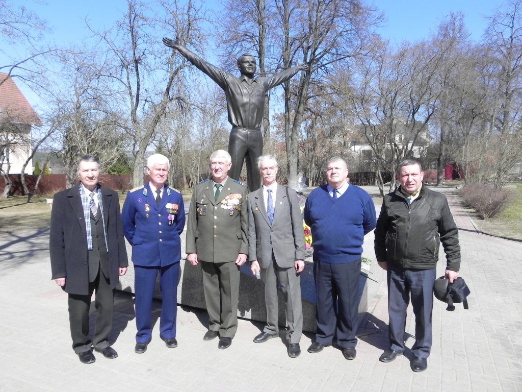 7а Калужане-байконуровцы у мапятника Гагарину.JPG