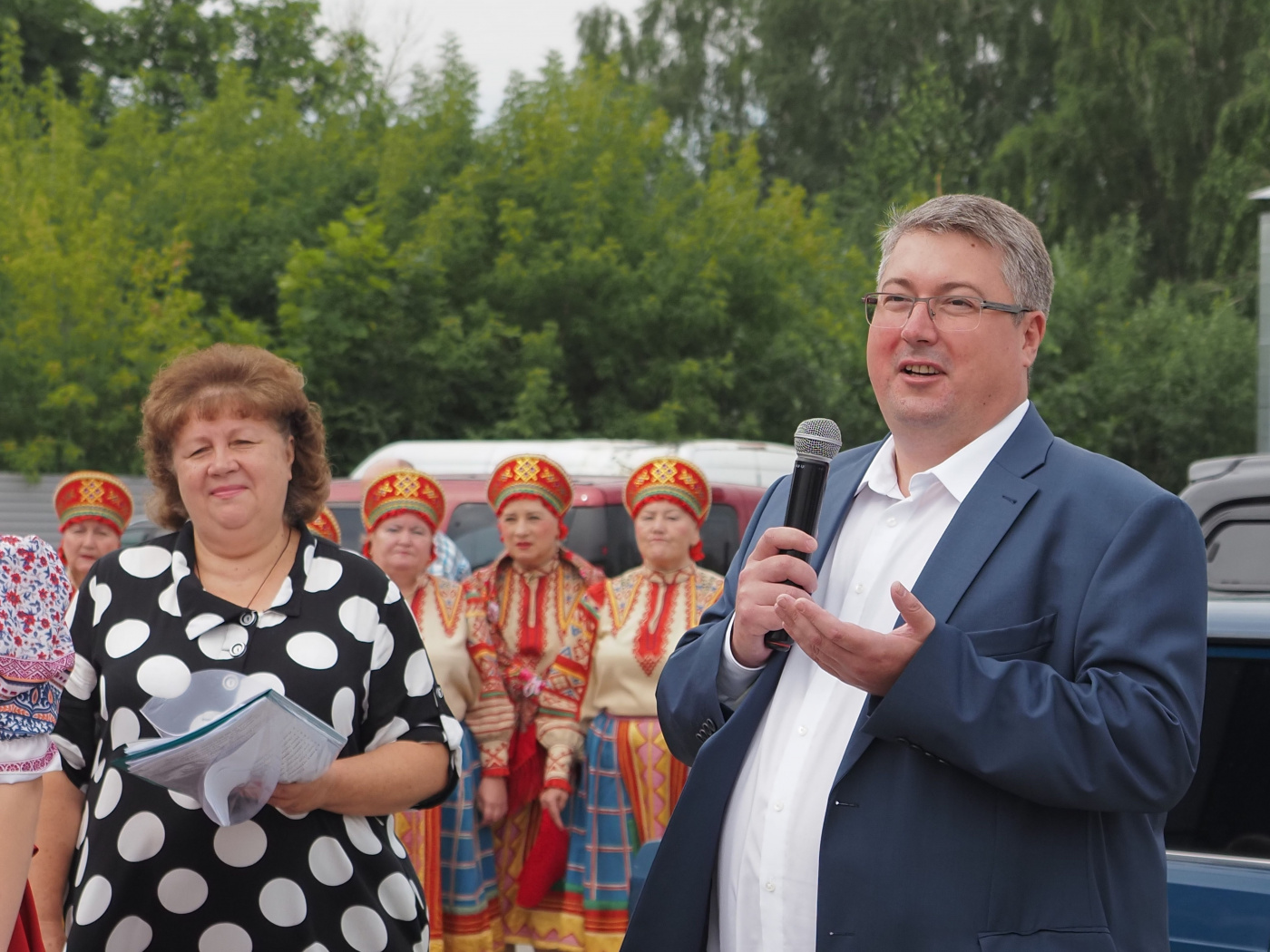 Заместитель министра Александр Кузин приветствует пчеловодов.jpg