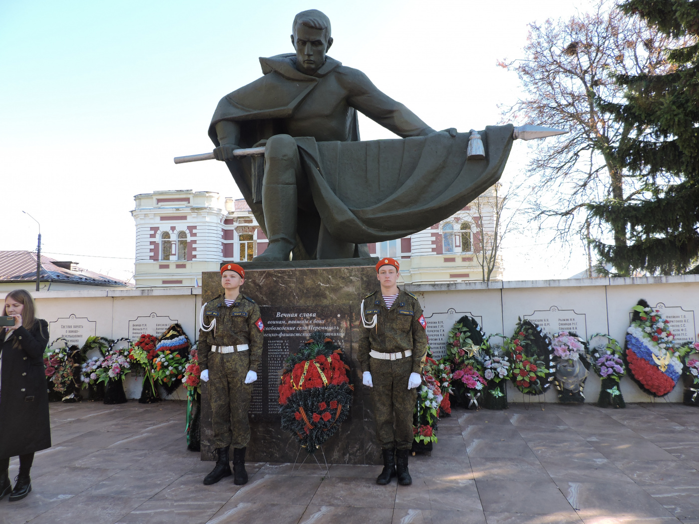 У мемориала.JPG