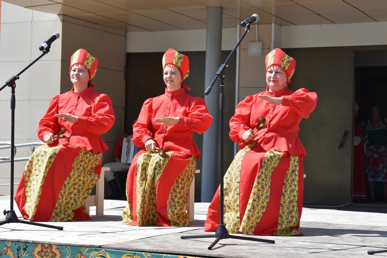 Ансамбль ложкарей Кумушки.jpg