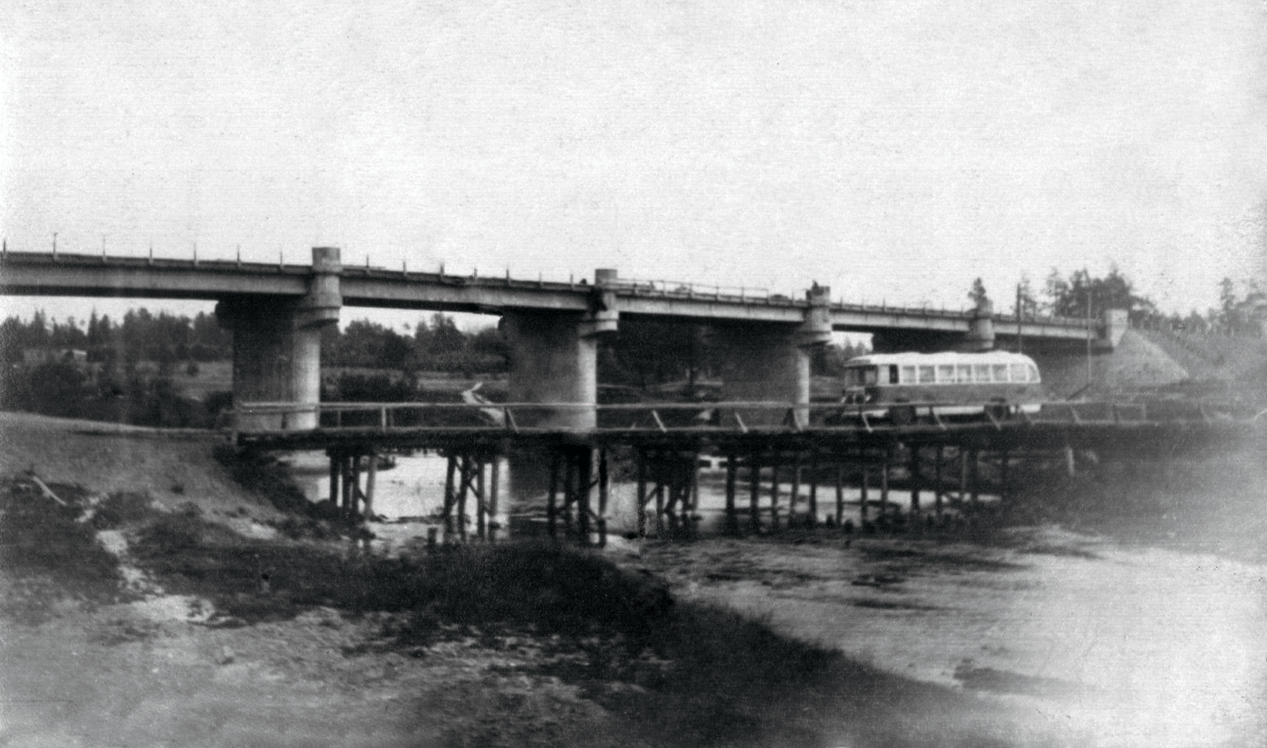 Автобус ЗиЛ-158 на фоне нового моста через Болву..png