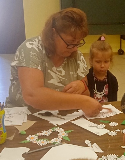  Наталья Филина проводит мастер-класс по мзготовлению символа Дня семьи, любыи и верности..jpg