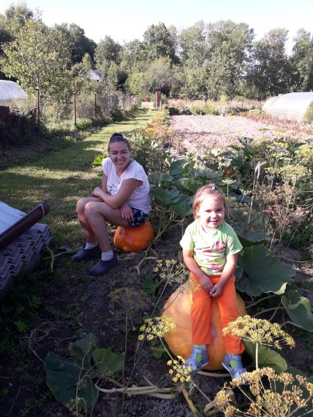 Дочь и внучка сидят на заботливо выращенных Людмилой тыквах.jpg