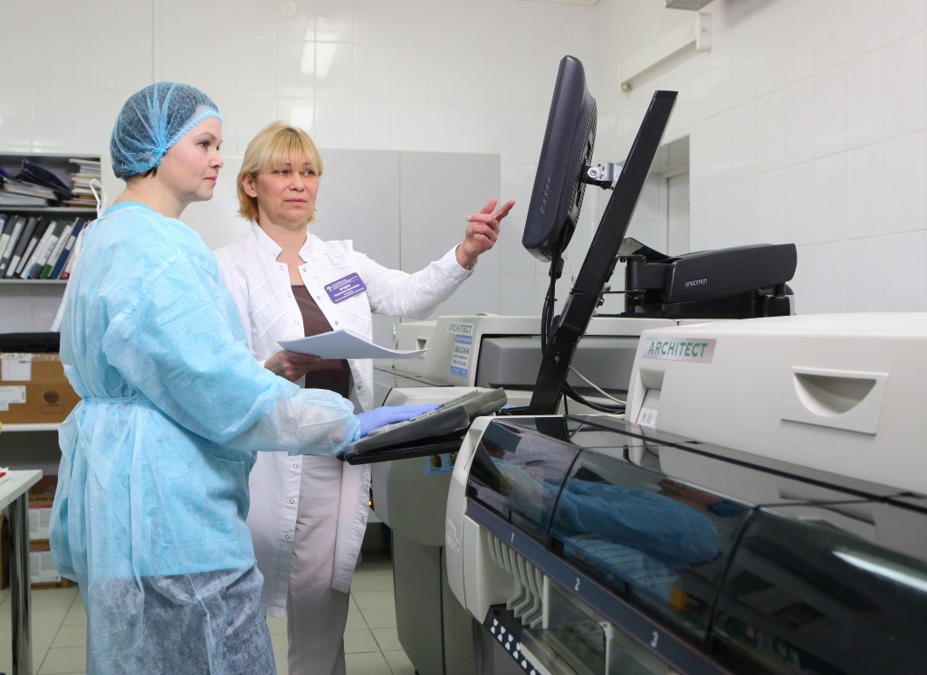 Врачи диагносты контролируют работу лабораторной робото-станции.JPG