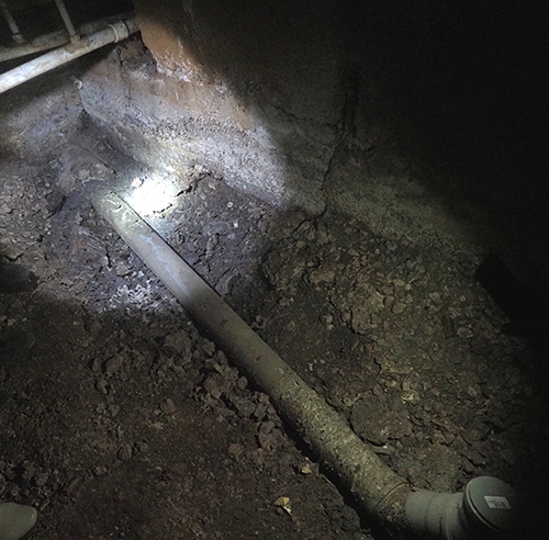 Канализационная труба в подвале.JPG