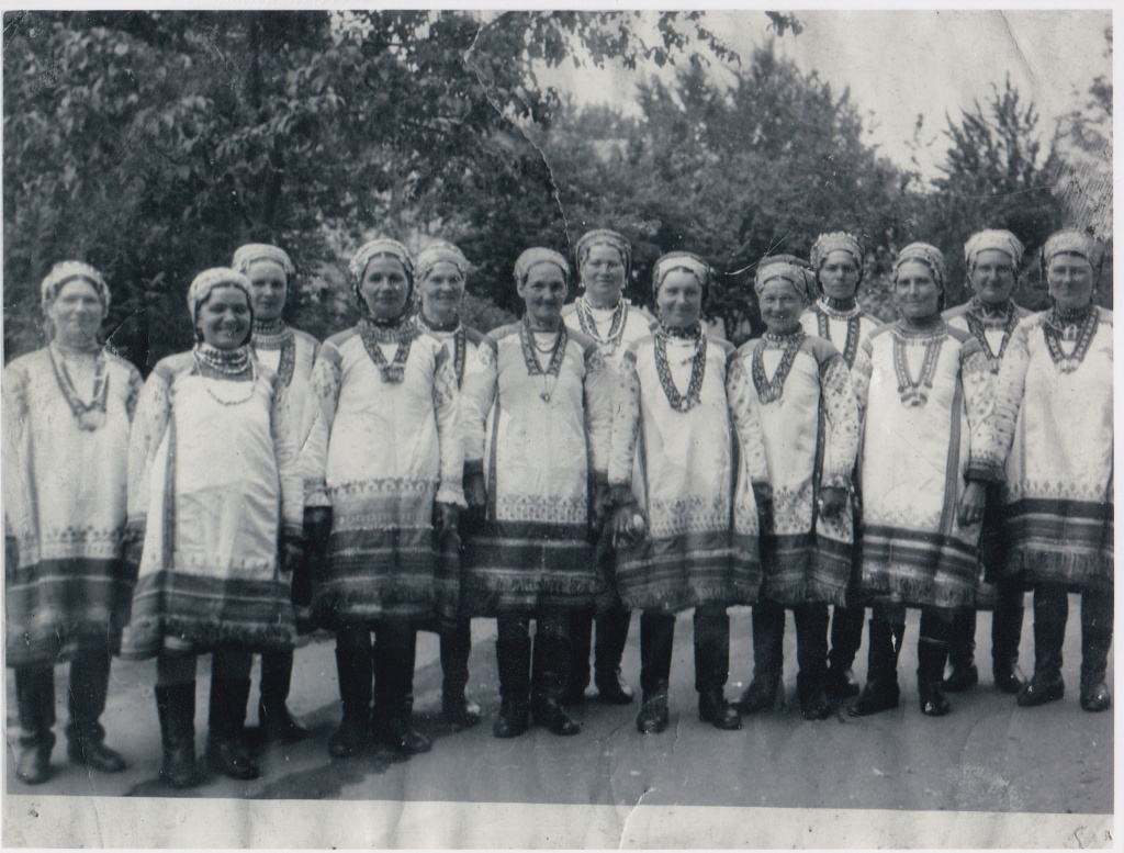 Хор подбужских доярок. Фото 1969 года.jpg