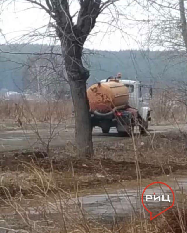 Слив нечистот в поле.jpg