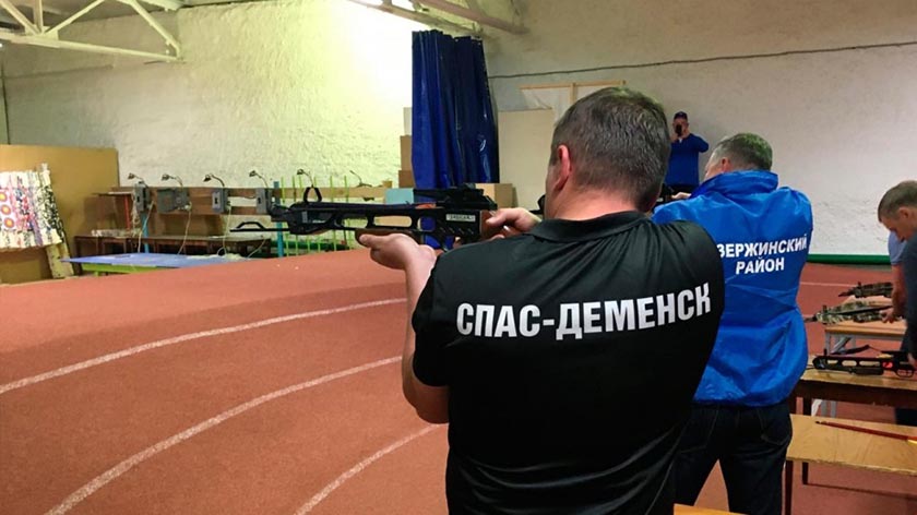 Главы администраций на этапе стрельбы из арбалета.jpg