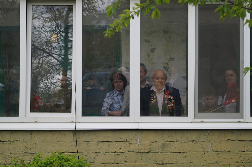 Участник войны Иван Антонович Хрыченков смотрит концерт.jpg