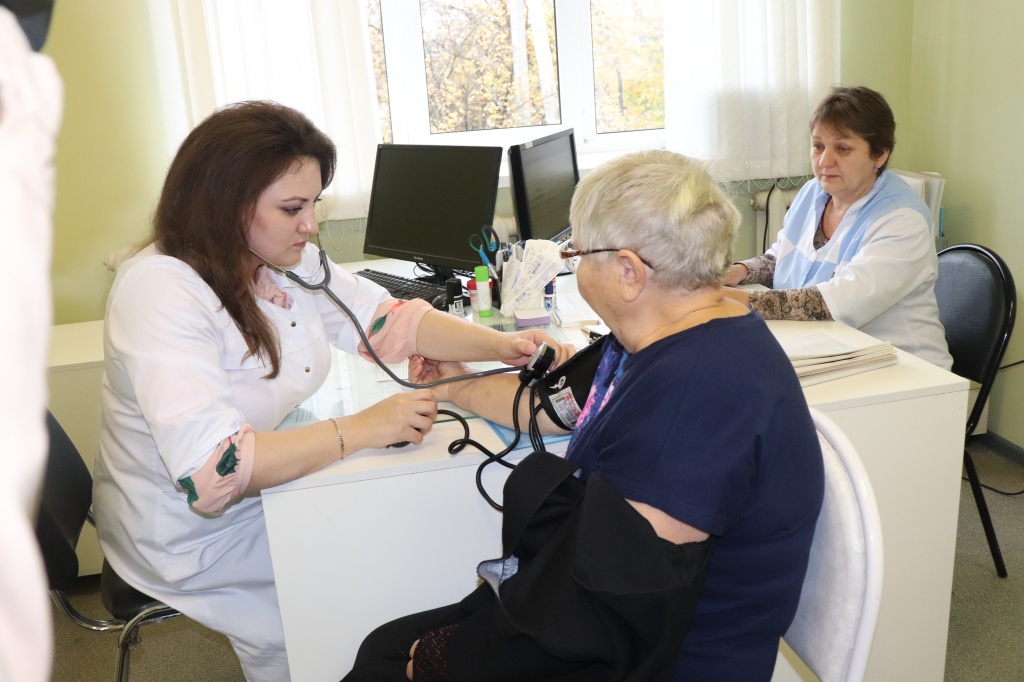 Приём ведут врач-терапевт Г. Кяримова и медсестра Л. Саушкина IMG_3749.JPG