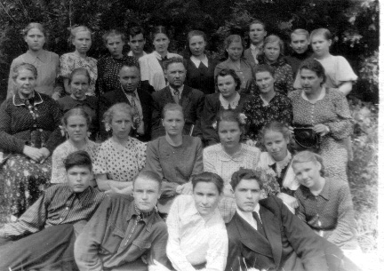 Ульяновская школа. Выпуск 1955 года. Петр Гарусин во втором ряду сверху (слева направо - третий по счёту).jpg