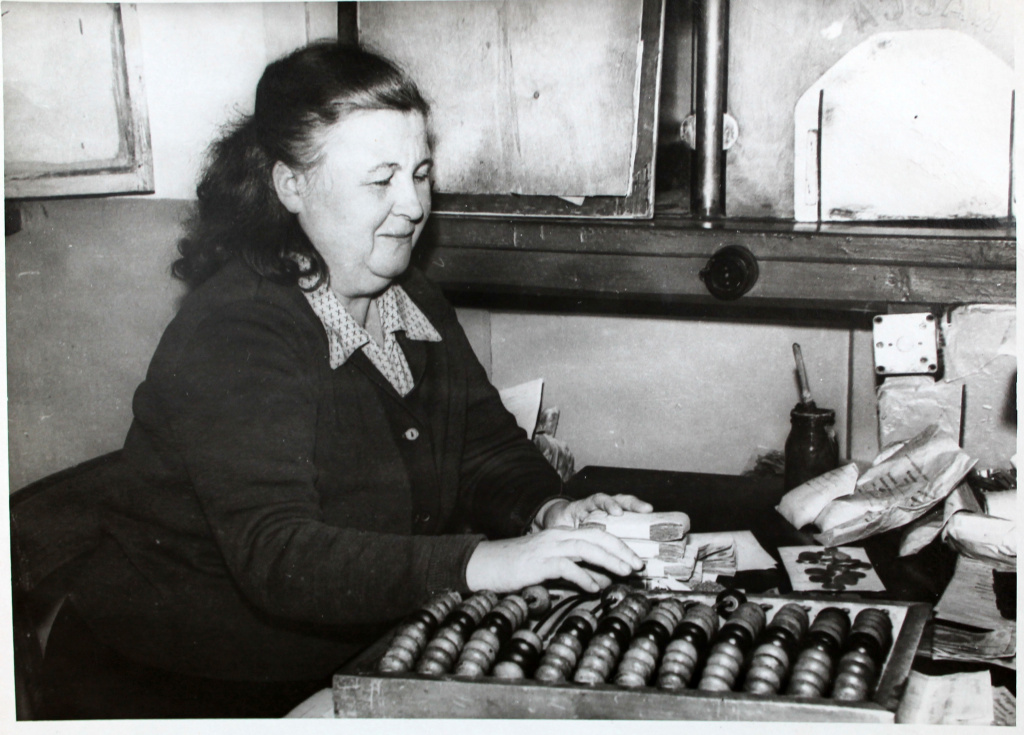 Нина Ивановна Саламашенкова во время работы в госсбанке.jpg