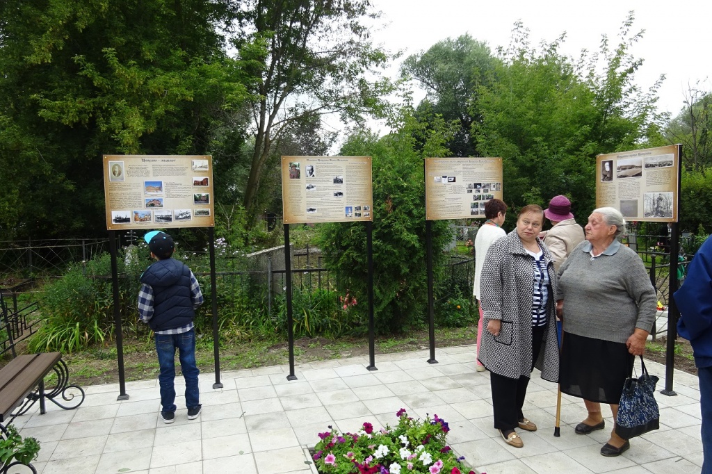 у мемориала.JPG