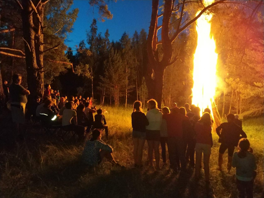 Общий костер и фестиваль туристической песни – еще одно, сплотившее все команды мероприятие.jpg