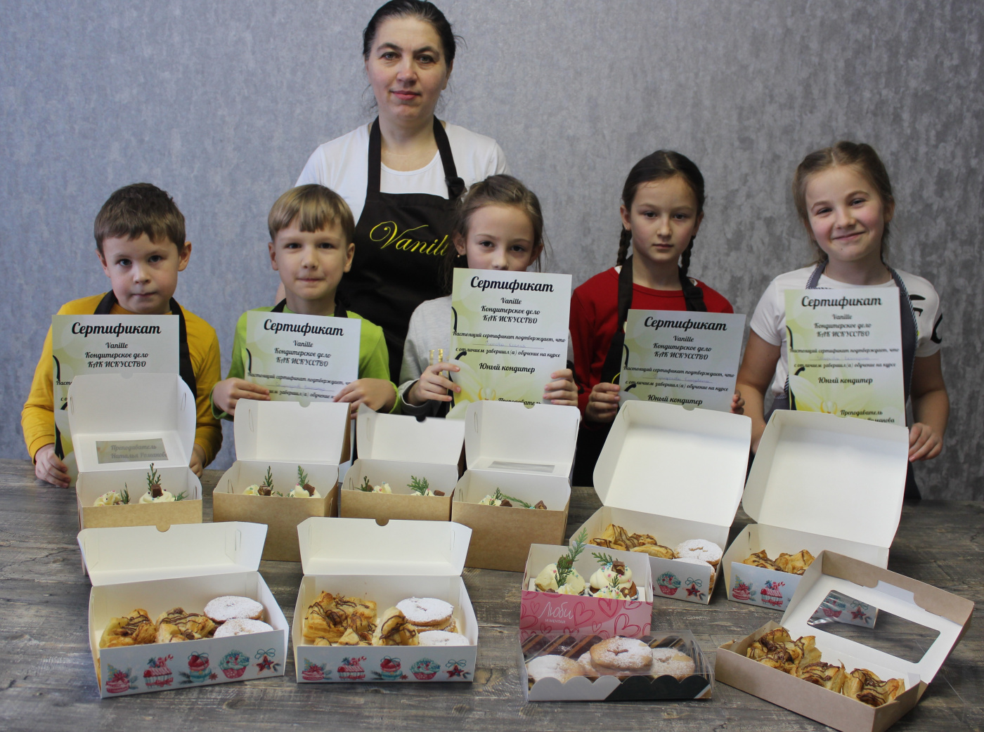 Романова и участники детского мастер-класса.JPG