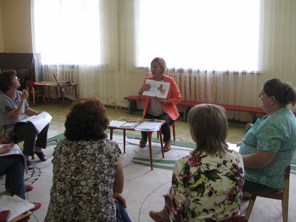 Людмила Абрамова во время работы с педагогами детского сада Школа логопеда.jpg