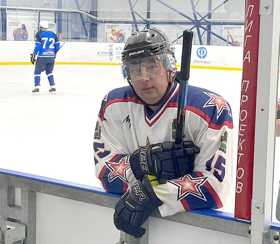 Хоккейный защитник Бетлицкой команды Олег Шершнев в ночной лиге в Кировском ледовом дворце_1.jpg