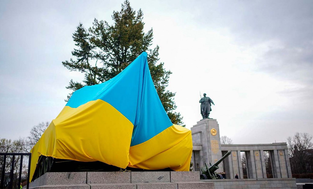 Танк Т-34 на мемориале в Тир-гартене, завешенный украинским флагом_1.jpg