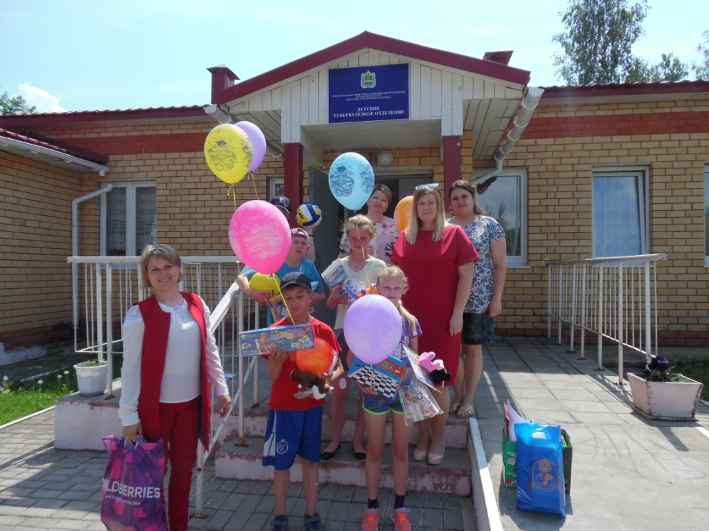 Члены Молодёжного совета навещают детей, находящихся на лечении в детском туберкулёзном отделении..jpg