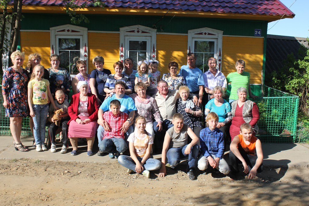 Вся семья у родного дома.jpg