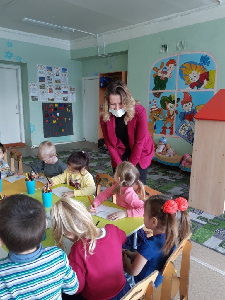 Ольга Коробова познакомилась с малышами детского сада Радуга.jpg