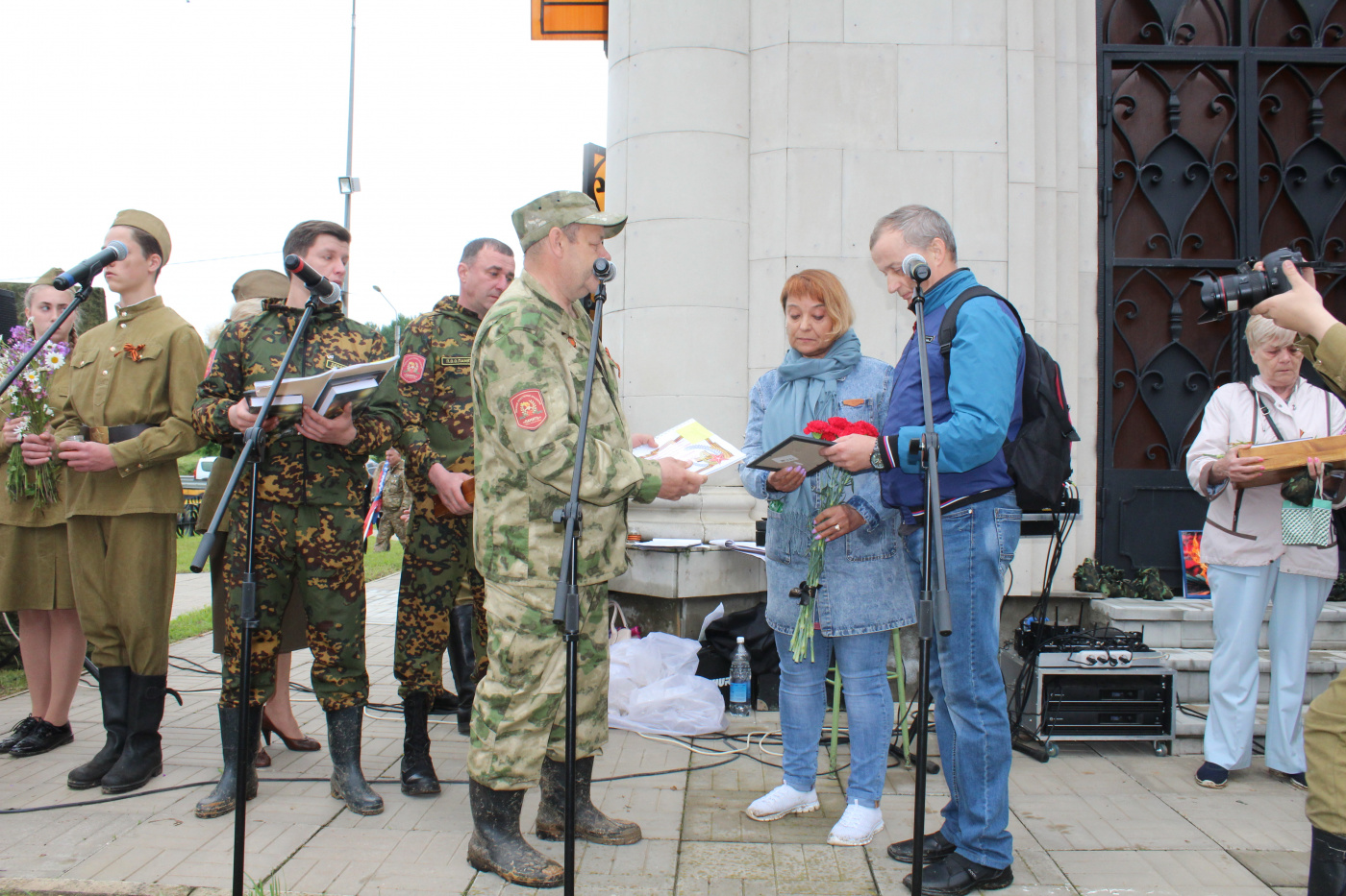 Передача семье Анания Волгина медальона во время траурной церемонии в деревне Барсуки.JPG