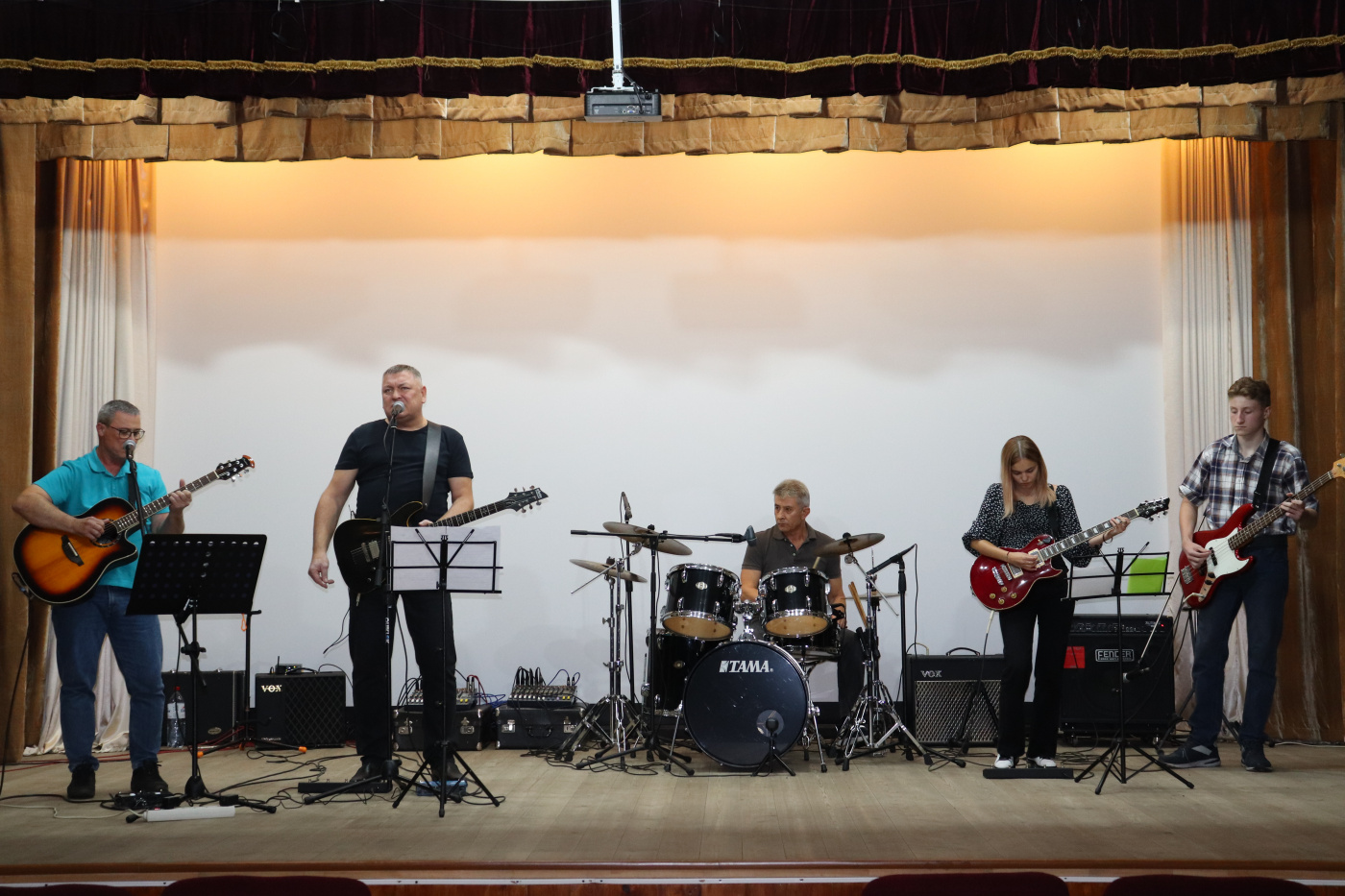 Перед мещовцами выступил ВИА Ровесник..JPG