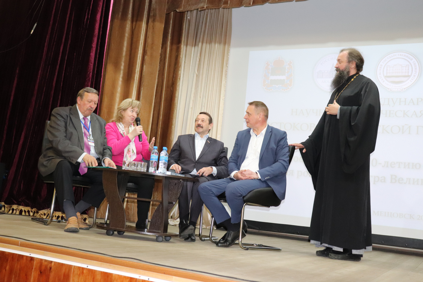 В президиуме конференции.JPG