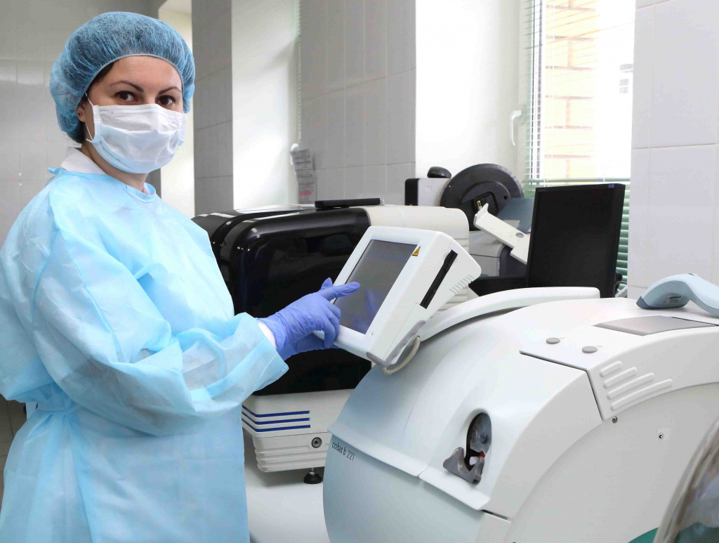 Работа врача лаборатории на анализаторе для определения состояния пациента в реанимации.jpg