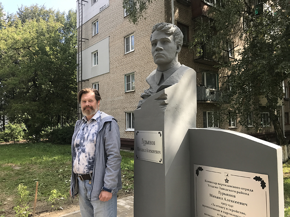 Скульптор Сергей Лопухов у памятника М.А.Гурьянову в городе Белоусово. 2023 г..JPG