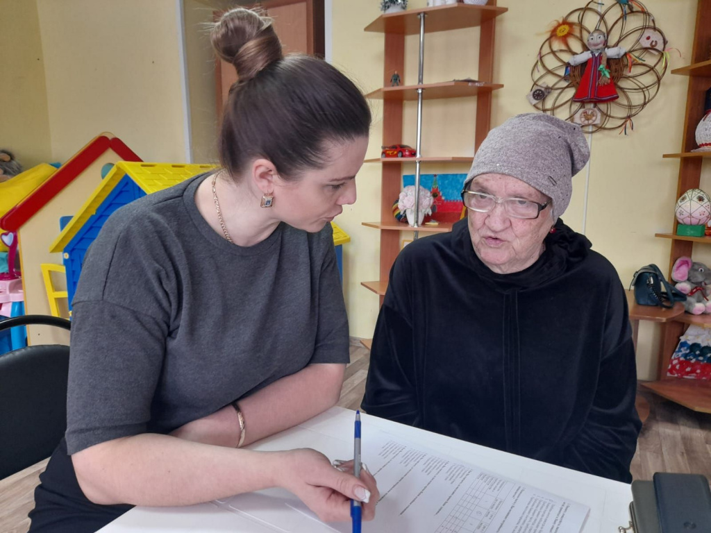 Марина Иванова помогает заполнить анкету в ходе мониторинга.jpg