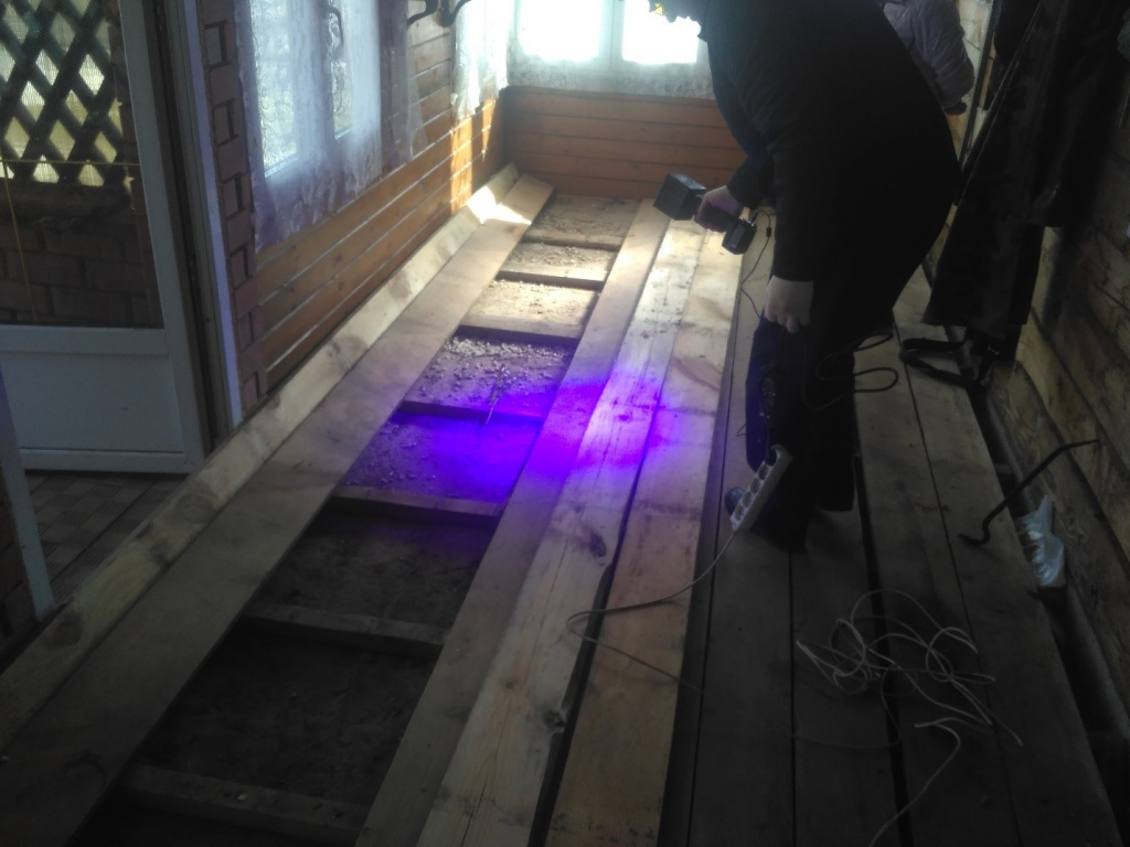 Осмотр террасы дома С. с использованием источника криминалистического света.jpg