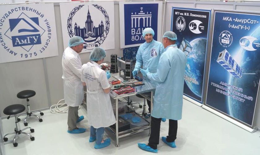 Создатели малых космических аппаратов Фото Роскосмос.jpg