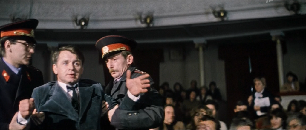 Кадр из фильма в калужском театре.png