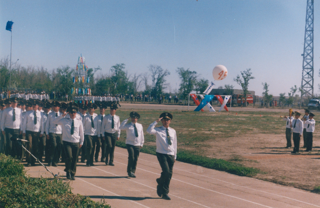 Праздник на Байконуре. Впереди полковник Гринчак..jpg