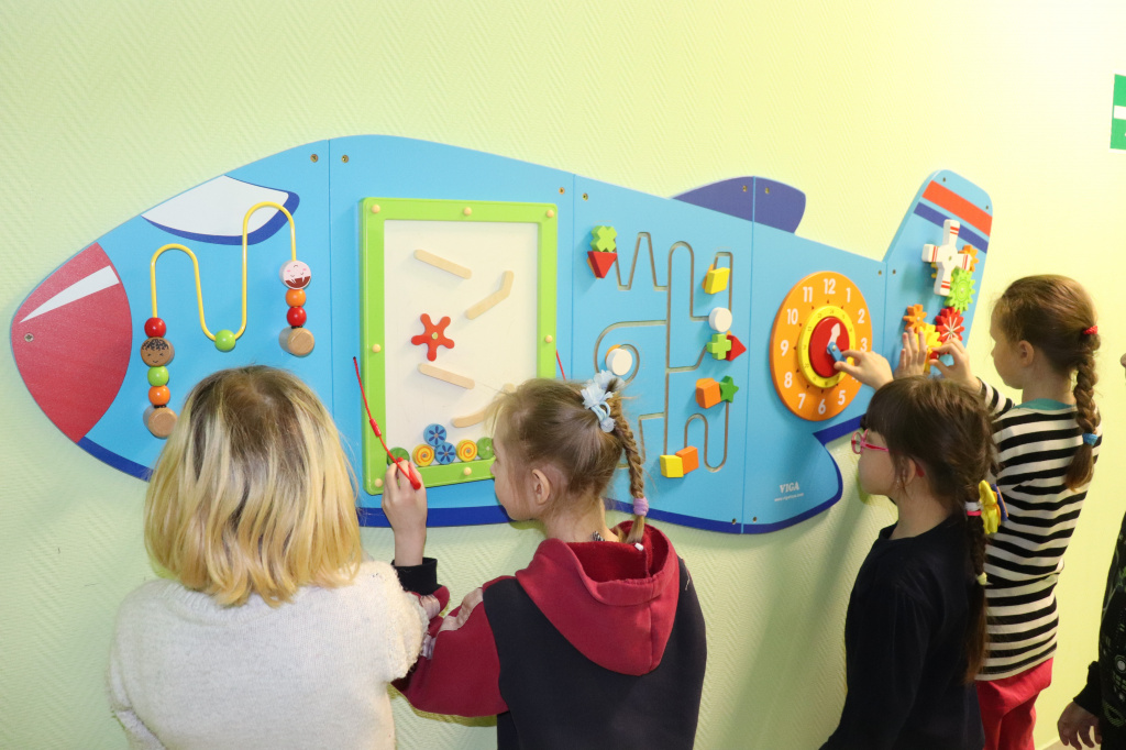 Дети любят поиграть на бизибордах.JPG