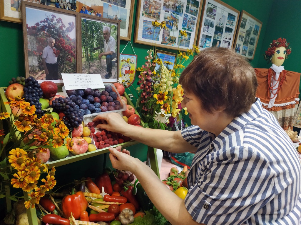 Последний штрих перед открытием выставки (Александра Граф, председатель Калужской областной организации ВОИ).jpg
