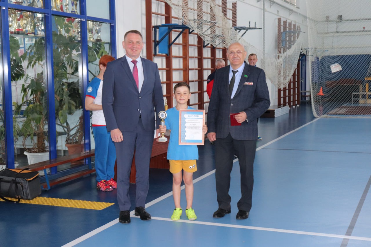 Глава районной администрации Владислав Поляков (слева) и директор «Олимпа» Валерий Мальцев поздравляют Эрика Назарчука - участника районного школьного фестиваля ГТО.jpg