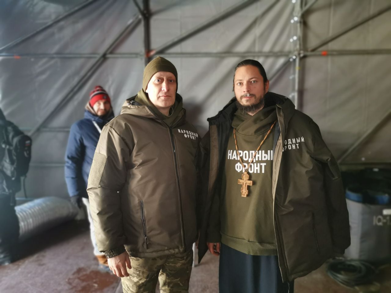 Д. Афанасьев и иеромонах Фотий перед выступлением.jpg