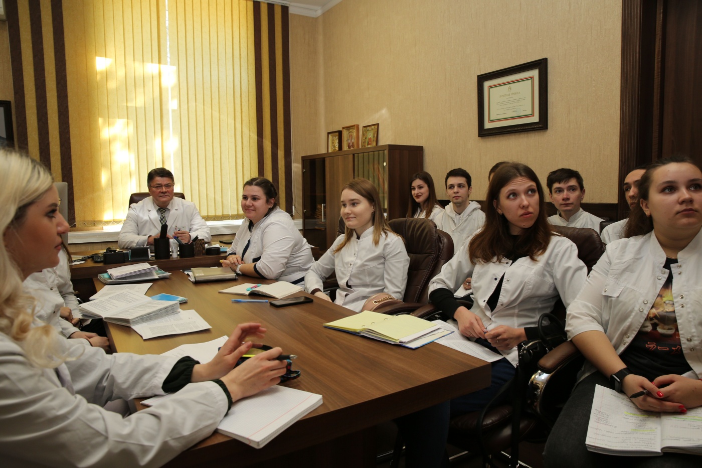 Студенты -медики на лекции.jpg