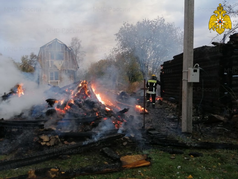 pozhar-v-maloyaroslaveckom-rayone-d-adlerovka-ul-centralnaya_1602225421659751742__800x800__watermark.jpg