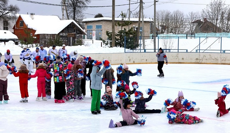 На хоккейном матче в Юхнове  выступали чирлидерши