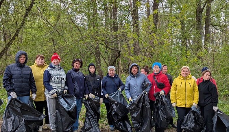 Жуковчане очистили берег озера Оглублянка