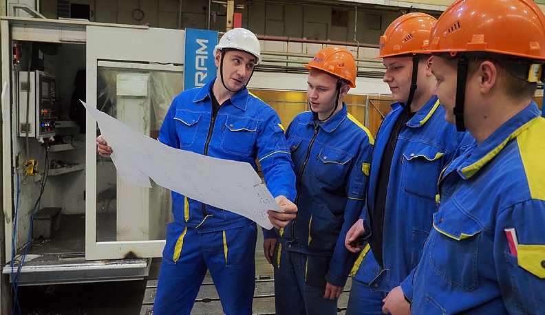 Виктор Бродзянский с молодежью.