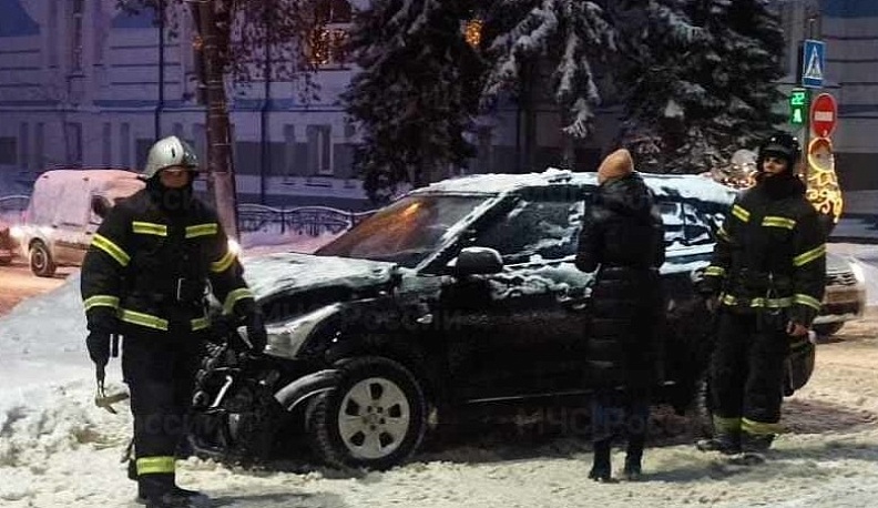 В столкновении маршрутки с иномаркой в центре Калуги пострадали два человека
