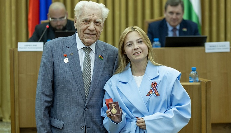 В калужском парламенте наградили призёров конкурса рисунков «Наша Победа»