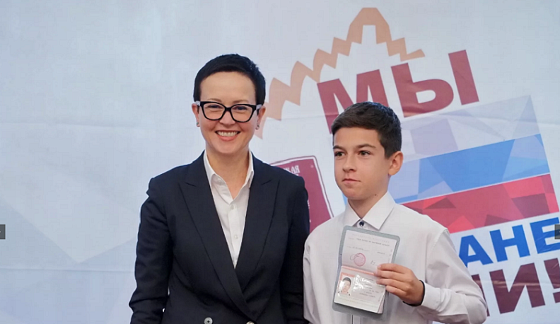 Накануне Дня России калужским школьникам вручили паспорта