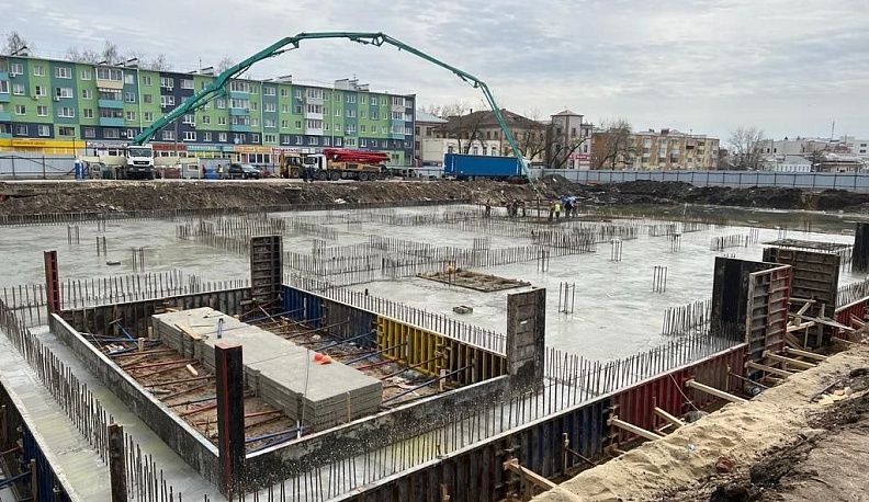 В фундамент Калужского ТЮЗа залили почти 1600 кубометров бетонного раствора